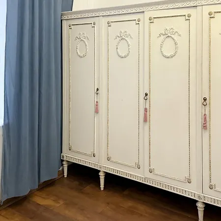 Daire Teodora Square площа святого теодора